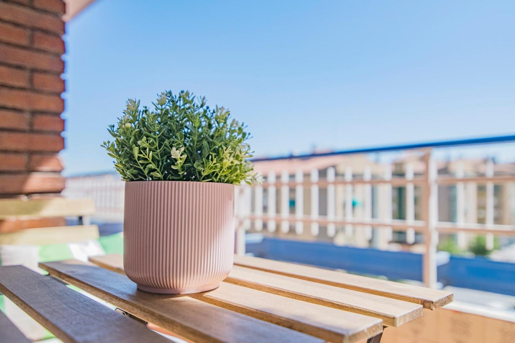 Delfin Retreat Con Terraza Junto A Parada De Metro Appartement *